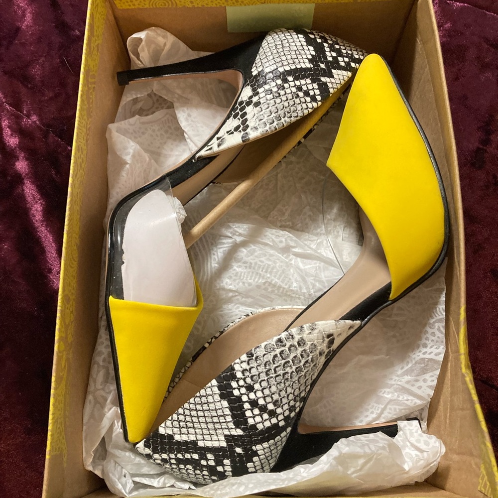 Yellow and black snakeskin print pumps